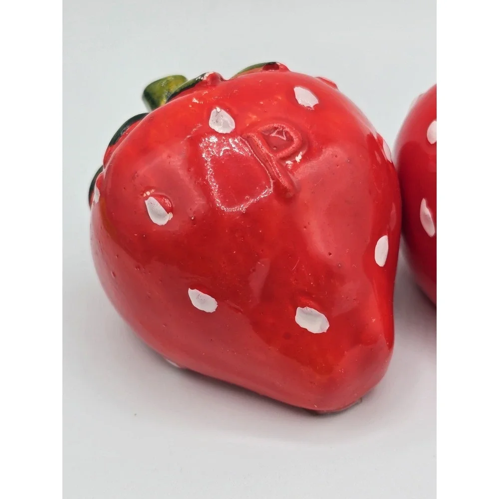 Vintage Ceramic Strawberry Salt and Pepper Shakers Made in Japan Cottage Core 3